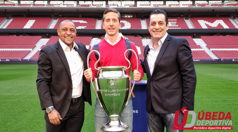 Juan Carlos, junto a los ex futbolistas, Roberto Carlos y Paulo Futre.