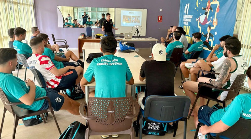 Javi Pulido impartió una charla al primer equipo del CD Avanza Jaén Paraíso Interior