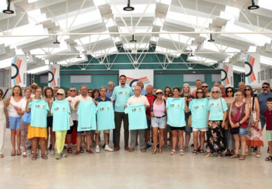 El Ayuntamiento entrega 150 camisetas al Club Deportivo Senderismo Úbeda